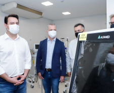 O governador Carlos Massa Ratinho Junior confirmou nesta sexta-feira (24) a contratação de 108 novos leitos para o Hospital Universitário de Maringá. O investimento é de R$ 15,3 milhões, sendo R$ 7,8 milhões para custeio para os próximos seis meses e R$ 7,5 milhões em equipamentos, mobília e insumos médicos.