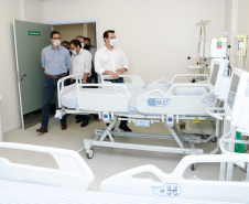O governador Carlos Massa Ratinho Junior confirmou nesta sexta-feira (24) a contratação de 108 novos leitos para o Hospital Universitário de Maringá. O investimento é de R$ 15,3 milhões, sendo R$ 7,8 milhões para custeio para os próximos seis meses e R$ 7,5 milhões em equipamentos, mobília e insumos médicos.