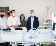 O governador Carlos Massa Ratinho Junior confirmou nesta sexta-feira (24) a contratação de 108 novos leitos para o Hospital Universitário de Maringá. O investimento é de R$ 15,3 milhões, sendo R$ 7,8 milhões para custeio para os próximos seis meses e R$ 7,5 milhões em equipamentos, mobília e insumos médicos.