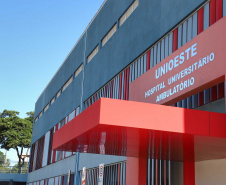O Hospital Universitário do Oeste do Paraná, em Cascavel, ganha reforço para o atendimento de pacientes com a Covid-19 na região. Passa de 10 para 30 o número de leitos de Unidade de Terapia Intensiva (UTI). Os leitos de enfermaria serão ampliados de 20 para 32. A medida foi confirmada pelo governador Carlos Massa Ratinho Junior, que esteve no HU do Oeste nesta sexta-feira (24) para acompanhar as ações de estruturação para enfrentamento ao novo coronavírus.
