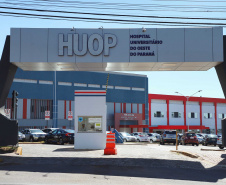 O Hospital Universitário do Oeste do Paraná, em Cascavel, ganha reforço para o atendimento de pacientes com a Covid-19 na região. Passa de 10 para 30 o número de leitos de Unidade de Terapia Intensiva (UTI). Os leitos de enfermaria serão ampliados de 20 para 32. A medida foi confirmada pelo governador Carlos Massa Ratinho Junior, que esteve no HU do Oeste nesta sexta-feira (24) para acompanhar as ações de estruturação para enfrentamento ao novo coronavírus.
