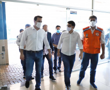 O Hospital Universitário do Oeste do Paraná, em Cascavel, ganha reforço para o atendimento de pacientes com a Covid-19 na região. Passa de 10 para 30 o número de leitos de Unidade de Terapia Intensiva (UTI). Os leitos de enfermaria serão ampliados de 20 para 32. A medida foi confirmada pelo governador Carlos Massa Ratinho Junior, que esteve no HU do Oeste nesta sexta-feira (24) para acompanhar as ações de estruturação para enfrentamento ao novo coronavírus.
