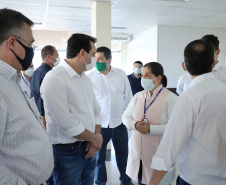 O Hospital Universitário do Oeste do Paraná, em Cascavel, ganha reforço para o atendimento de pacientes com a Covid-19 na região. Passa de 10 para 30 o número de leitos de Unidade de Terapia Intensiva (UTI). Os leitos de enfermaria serão ampliados de 20 para 32. A medida foi confirmada pelo governador Carlos Massa Ratinho Junior, que esteve no HU do Oeste nesta sexta-feira (24) para acompanhar as ações de estruturação para enfrentamento ao novo coronavírus.
