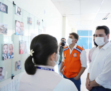 O Hospital Universitário do Oeste do Paraná, em Cascavel, ganha reforço para o atendimento de pacientes com a Covid-19 na região. Passa de 10 para 30 o número de leitos de Unidade de Terapia Intensiva (UTI). Os leitos de enfermaria serão ampliados de 20 para 32. A medida foi confirmada pelo governador Carlos Massa Ratinho Junior, que esteve no HU do Oeste nesta sexta-feira (24) para acompanhar as ações de estruturação para enfrentamento ao novo coronavírus.

