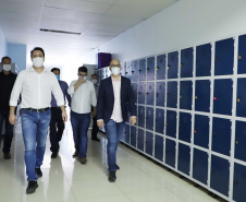O Hospital Universitário do Oeste do Paraná, em Cascavel, ganha reforço para o atendimento de pacientes com a Covid-19 na região. Passa de 10 para 30 o número de leitos de Unidade de Terapia Intensiva (UTI). Os leitos de enfermaria serão ampliados de 20 para 32. A medida foi confirmada pelo governador Carlos Massa Ratinho Junior, que esteve no HU do Oeste nesta sexta-feira (24) para acompanhar as ações de estruturação para enfrentamento ao novo coronavírus.
