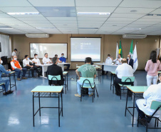 O Hospital Universitário do Oeste do Paraná, em Cascavel, ganha reforço para o atendimento de pacientes com a Covid-19 na região. Passa de 10 para 30 o número de leitos de Unidade de Terapia Intensiva (UTI). Os leitos de enfermaria serão ampliados de 20 para 32. A medida foi confirmada pelo governador Carlos Massa Ratinho Junior, que esteve no HU do Oeste nesta sexta-feira (24) para acompanhar as ações de estruturação para enfrentamento ao novo coronavírus.
