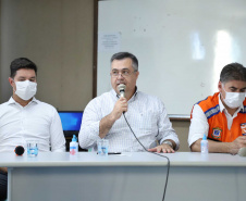 O Hospital Universitário do Oeste do Paraná, em Cascavel, ganha reforço para o atendimento de pacientes com a Covid-19 na região. Passa de 10 para 30 o número de leitos de Unidade de Terapia Intensiva (UTI). Os leitos de enfermaria serão ampliados de 20 para 32. A medida foi confirmada pelo governador Carlos Massa Ratinho Junior, que esteve no HU do Oeste nesta sexta-feira (24) para acompanhar as ações de estruturação para enfrentamento ao novo coronavírus.
