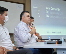 O Hospital Universitário do Oeste do Paraná, em Cascavel, ganha reforço para o atendimento de pacientes com a Covid-19 na região. Passa de 10 para 30 o número de leitos de Unidade de Terapia Intensiva (UTI). Os leitos de enfermaria serão ampliados de 20 para 32. A medida foi confirmada pelo governador Carlos Massa Ratinho Junior, que esteve no HU do Oeste nesta sexta-feira (24) para acompanhar as ações de estruturação para enfrentamento ao novo coronavírus.
