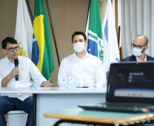 O Hospital Universitário do Oeste do Paraná, em Cascavel, ganha reforço para o atendimento de pacientes com a Covid-19 na região. Passa de 10 para 30 o número de leitos de Unidade de Terapia Intensiva (UTI). Os leitos de enfermaria serão ampliados de 20 para 32. A medida foi confirmada pelo governador Carlos Massa Ratinho Junior, que esteve no HU do Oeste nesta sexta-feira (24) para acompanhar as ações de estruturação para enfrentamento ao novo coronavírus.
