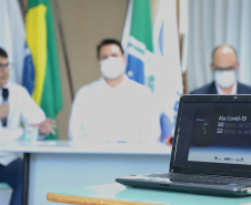 O Hospital Universitário do Oeste do Paraná, em Cascavel, ganha reforço para o atendimento de pacientes com a Covid-19 na região. Passa de 10 para 30 o número de leitos de Unidade de Terapia Intensiva (UTI). Os leitos de enfermaria serão ampliados de 20 para 32. A medida foi confirmada pelo governador Carlos Massa Ratinho Junior, que esteve no HU do Oeste nesta sexta-feira (24) para acompanhar as ações de estruturação para enfrentamento ao novo coronavírus.
