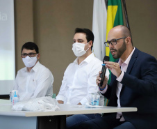 O Hospital Universitário do Oeste do Paraná, em Cascavel, ganha reforço para o atendimento de pacientes com a Covid-19 na região. Passa de 10 para 30 o número de leitos de Unidade de Terapia Intensiva (UTI). Os leitos de enfermaria serão ampliados de 20 para 32. A medida foi confirmada pelo governador Carlos Massa Ratinho Junior, que esteve no HU do Oeste nesta sexta-feira (24) para acompanhar as ações de estruturação para enfrentamento ao novo coronavírus.
