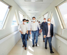 O Hospital Universitário do Oeste do Paraná, em Cascavel, ganha reforço para o atendimento de pacientes com a Covid-19 na região. Passa de 10 para 30 o número de leitos de Unidade de Terapia Intensiva (UTI). Os leitos de enfermaria serão ampliados de 20 para 32. A medida foi confirmada pelo governador Carlos Massa Ratinho Junior, que esteve no HU do Oeste nesta sexta-feira (24) para acompanhar as ações de estruturação para enfrentamento ao novo coronavírus.
