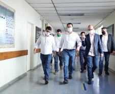 O Hospital Universitário do Oeste do Paraná, em Cascavel, ganha reforço para o atendimento de pacientes com a Covid-19 na região. Passa de 10 para 30 o número de leitos de Unidade de Terapia Intensiva (UTI). Os leitos de enfermaria serão ampliados de 20 para 32. A medida foi confirmada pelo governador Carlos Massa Ratinho Junior, que esteve no HU do Oeste nesta sexta-feira (24) para acompanhar as ações de estruturação para enfrentamento ao novo coronavírus.
