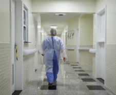 O Hospital Universitário do Oeste do Paraná, em Cascavel, ganha reforço para o atendimento de pacientes com a Covid-19 na região. Passa de 10 para 30 o número de leitos de Unidade de Terapia Intensiva (UTI). Os leitos de enfermaria serão ampliados de 20 para 32. A medida foi confirmada pelo governador Carlos Massa Ratinho Junior, que esteve no HU do Oeste nesta sexta-feira (24) para acompanhar as ações de estruturação para enfrentamento ao novo coronavírus.
