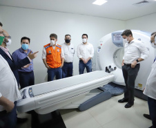 O Hospital Universitário do Oeste do Paraná, em Cascavel, ganha reforço para o atendimento de pacientes com a Covid-19 na região. Passa de 10 para 30 o número de leitos de Unidade de Terapia Intensiva (UTI). Os leitos de enfermaria serão ampliados de 20 para 32. A medida foi confirmada pelo governador Carlos Massa Ratinho Junior, que esteve no HU do Oeste nesta sexta-feira (24) para acompanhar as ações de estruturação para enfrentamento ao novo coronavírus.
