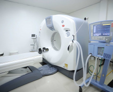O Hospital Universitário do Oeste do Paraná, em Cascavel, ganha reforço para o atendimento de pacientes com a Covid-19 na região. Passa de 10 para 30 o número de leitos de Unidade de Terapia Intensiva (UTI). Os leitos de enfermaria serão ampliados de 20 para 32. A medida foi confirmada pelo governador Carlos Massa Ratinho Junior, que esteve no HU do Oeste nesta sexta-feira (24) para acompanhar as ações de estruturação para enfrentamento ao novo coronavírus.
