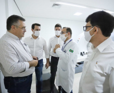 O Hospital Universitário do Oeste do Paraná, em Cascavel, ganha reforço para o atendimento de pacientes com a Covid-19 na região. Passa de 10 para 30 o número de leitos de Unidade de Terapia Intensiva (UTI). Os leitos de enfermaria serão ampliados de 20 para 32. A medida foi confirmada pelo governador Carlos Massa Ratinho Junior, que esteve no HU do Oeste nesta sexta-feira (24) para acompanhar as ações de estruturação para enfrentamento ao novo coronavírus.
