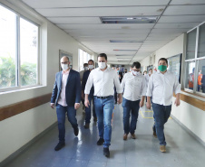 O Hospital Universitário do Oeste do Paraná, em Cascavel, ganha reforço para o atendimento de pacientes com a Covid-19 na região. Passa de 10 para 30 o número de leitos de Unidade de Terapia Intensiva (UTI). Os leitos de enfermaria serão ampliados de 20 para 32. A medida foi confirmada pelo governador Carlos Massa Ratinho Junior, que esteve no HU do Oeste nesta sexta-feira (24) para acompanhar as ações de estruturação para enfrentamento ao novo coronavírus.
