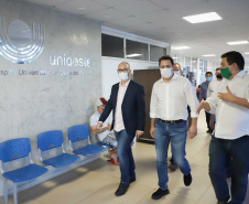 O Hospital Universitário do Oeste do Paraná, em Cascavel, ganha reforço para o atendimento de pacientes com a Covid-19 na região. Passa de 10 para 30 o número de leitos de Unidade de Terapia Intensiva (UTI). Os leitos de enfermaria serão ampliados de 20 para 32. A medida foi confirmada pelo governador Carlos Massa Ratinho Junior, que esteve no HU do Oeste nesta sexta-feira (24) para acompanhar as ações de estruturação para enfrentamento ao novo coronavírus.
