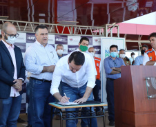 O Hospital Universitário do Oeste do Paraná, em Cascavel, ganha reforço para o atendimento de pacientes com a Covid-19 na região. Passa de 10 para 30 o número de leitos de Unidade de Terapia Intensiva (UTI). Os leitos de enfermaria serão ampliados de 20 para 32. A medida foi confirmada pelo governador Carlos Massa Ratinho Junior, que esteve no HU do Oeste nesta sexta-feira (24) para acompanhar as ações de estruturação para enfrentamento ao novo coronavírus.
