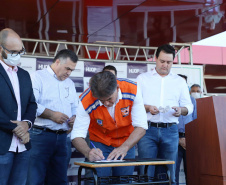 O Hospital Universitário do Oeste do Paraná, em Cascavel, ganha reforço para o atendimento de pacientes com a Covid-19 na região. Passa de 10 para 30 o número de leitos de Unidade de Terapia Intensiva (UTI). Os leitos de enfermaria serão ampliados de 20 para 32. A medida foi confirmada pelo governador Carlos Massa Ratinho Junior, que esteve no HU do Oeste nesta sexta-feira (24) para acompanhar as ações de estruturação para enfrentamento ao novo coronavírus.
