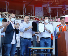 O Hospital Universitário do Oeste do Paraná, em Cascavel, ganha reforço para o atendimento de pacientes com a Covid-19 na região. Passa de 10 para 30 o número de leitos de Unidade de Terapia Intensiva (UTI). Os leitos de enfermaria serão ampliados de 20 para 32. A medida foi confirmada pelo governador Carlos Massa Ratinho Junior, que esteve no HU do Oeste nesta sexta-feira (24) para acompanhar as ações de estruturação para enfrentamento ao novo coronavírus.
