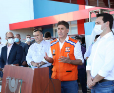O Hospital Universitário do Oeste do Paraná, em Cascavel, ganha reforço para o atendimento de pacientes com a Covid-19 na região. Passa de 10 para 30 o número de leitos de Unidade de Terapia Intensiva (UTI). Os leitos de enfermaria serão ampliados de 20 para 32. A medida foi confirmada pelo governador Carlos Massa Ratinho Junior, que esteve no HU do Oeste nesta sexta-feira (24) para acompanhar as ações de estruturação para enfrentamento ao novo coronavírus.
