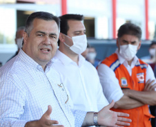 O Hospital Universitário do Oeste do Paraná, em Cascavel, ganha reforço para o atendimento de pacientes com a Covid-19 na região. Passa de 10 para 30 o número de leitos de Unidade de Terapia Intensiva (UTI). Os leitos de enfermaria serão ampliados de 20 para 32. A medida foi confirmada pelo governador Carlos Massa Ratinho Junior, que esteve no HU do Oeste nesta sexta-feira (24) para acompanhar as ações de estruturação para enfrentamento ao novo coronavírus.
