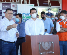 O Hospital Universitário do Oeste do Paraná, em Cascavel, ganha reforço para o atendimento de pacientes com a Covid-19 na região. Passa de 10 para 30 o número de leitos de Unidade de Terapia Intensiva (UTI). Os leitos de enfermaria serão ampliados de 20 para 32. A medida foi confirmada pelo governador Carlos Massa Ratinho Junior, que esteve no HU do Oeste nesta sexta-feira (24) para acompanhar as ações de estruturação para enfrentamento ao novo coronavírus.
