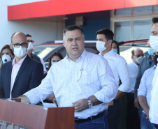O Hospital Universitário do Oeste do Paraná, em Cascavel, ganha reforço para o atendimento de pacientes com a Covid-19 na região. Passa de 10 para 30 o número de leitos de Unidade de Terapia Intensiva (UTI). Os leitos de enfermaria serão ampliados de 20 para 32. A medida foi confirmada pelo governador Carlos Massa Ratinho Junior, que esteve no HU do Oeste nesta sexta-feira (24) para acompanhar as ações de estruturação para enfrentamento ao novo coronavírus.
