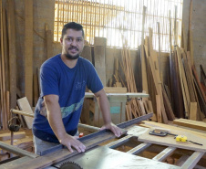  Os irmãos Osmar e Oziel Gomes Marques, moradores de São Tomé, no noroeste do estado, que são microempreendedores individuais (MEI) e ambos trabalham com produção de móveis feitos a partir de madeira de demolição, são exemplos da importância do crédito liberado pela Fomento Paraná.Foto: Fomento Paraná