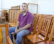  Os irmãos Osmar e Oziel Gomes Marques, moradores de São Tomé, no noroeste do estado, que são microempreendedores individuais (MEI) e ambos trabalham com produção de móveis feitos a partir de madeira de demolição, são exemplos da importância do crédito liberado pela Fomento Paraná.Foto: Fomento Paraná