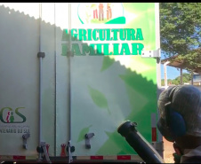 Muitos agricultores mudaram os hábitos de trabalho no campo devido à pandemia do coronavírus e passaram a adotar medidas adicionais de segurança. Um dos locais em que isso aconteceu é Centenário do Sul, no norte do Paraná, onde se estabeleceu uma parceria entre a Associação dos Pequenos Produtores de Centenário do Sul, a prefeitura e técnicos do Instituto de Desenvolvimento Rural do Paraná Iapar-Emater (IDR-Paraná).
 Foto:SEAB