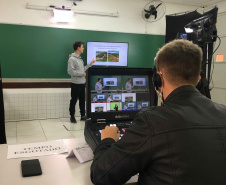 Desde o dia 06 de abril, os alunos da rede estadual de ensino no Paraná estão tendo acesso as videoaulas por três principais canais: a TV aberta, pelos multicanais da RIC TV no estado; pelo canal Aula Paraná, no Youtube; e pelo aplicativo Aula Paraná, disponível para Android e iOS. Foto:SEED