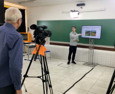 Desde o dia 06 de abril, os alunos da rede estadual de ensino no Paraná estão tendo acesso as videoaulas por três principais canais: a TV aberta, pelos multicanais da RIC TV no estado; pelo canal Aula Paraná, no Youtube; e pelo aplicativo Aula Paraná, disponível para Android e iOS. Foto:SEED