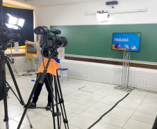 Desde o dia 06 de abril, os alunos da rede estadual de ensino no Paraná estão tendo acesso as videoaulas por três principais canais: a TV aberta, pelos multicanais da RIC TV no estado; pelo canal Aula Paraná, no Youtube; e pelo aplicativo Aula Paraná, disponível para Android e iOS. Foto:SEED