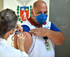 Trabalhadores do Porto de Paranaguá são imunizados contra a gripe. Foto: Claudio Neves/Portos do Paraná