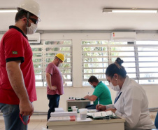 Trabalhadores do Porto de Paranaguá são imunizados contra a gripe. Foto: Claudio Neves/Portos do Paraná