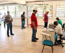 Trabalhadores do Porto de Paranaguá são imunizados contra a gripe. Foto: Claudio Neves/Portos do Paraná