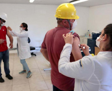 Trabalhadores do Porto de Paranaguá são imunizados contra a gripe. Foto: Claudio Neves/Portos do Paraná