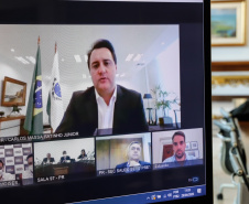 O governador Carlos Massa Ratinho Junior apresentou ao novo ministro da Saúde, Nelson Teich, a estrutura hospitalar e o plano de ação do Governo do Paraná para enfrentamento à Covid-19. A reunião virtual aconteceu nesta quarta-feira (29), com a participação dos demais governadores do Sul, Carlos Moisés (Santa Catarina) e Eduardo Leite (Rio Grande do Sul).