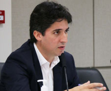 O suporte financeiro emergencial para a população e paras as empresas, o controle orçamentário público, com corte de despesas, e o reforço em investimentos que gerem emprego e renda foram alguns dos temas tratados na manhã desta quarta-feira (29) durante conversa entre o economista Paulo Rabello de Castro, o secretário do Planejamento de Estado e Projetos Estruturantes, Valdemar Bernardo Jorge, e o diretor de Operações do Banco Regional de Desenvolvimento do Extremo Sul (BRDE), Wilson Bley Lipski