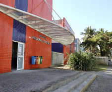 Gestores, empresas e representantes de instituições públicas estão envolvidos num grande esforço para atravessar a crise do coronavírus. E bons exemplos de apoio e parcerias acontecem em todas as regiões do Estado; um deles está em Paranaguá, no Hospital Regional do Litoral, que transformou sua estrutura de atendimento a partir de doações de empresários que operam no Porto de Paranaguá, junto a Portos do Paraná, do Ministério Público e da Justiça Federal.