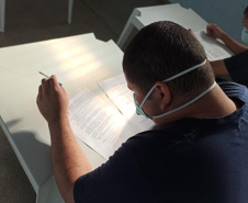 
Os adolescentes das Unidades Socioeducativas do Paraná já estão tendo acesso às atividades escolares na forma de aulas não presenciais.
Foto: SEJUF