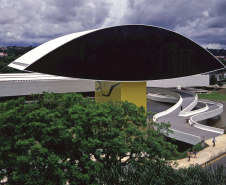  O programa Arte para Maiores, realizado pelo Museu Oscar Niemeyer (MON), de Curitiba, ganhou uma versão virtual para esse período de distanciamento social. As atividades são promovidas pelo setor Educativo do Museu e destinadas especialmente a pessoas com mais de 60 anos.

Foto: Leonardo Finotti