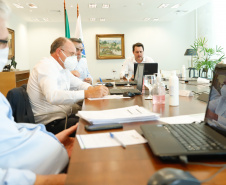 O governador Carlos Massa Ratinho Junior em reunião por videoconferência com representantes de diferentes associações e consórcios municipais do Estado. 