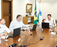 O governador Carlos Massa Ratinho Junior em reunião por videoconferência com representantes de diferentes associações e consórcios municipais do Estado. 