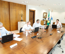 O governador Carlos Massa Ratinho Junior em reunião por videoconferência com representantes de diferentes associações e consórcios municipais do Estado. 