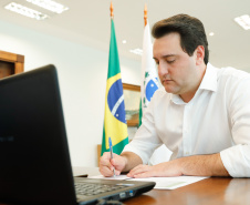 O governador Carlos Massa Ratinho Junior em reunião por videoconferência com representantes de diferentes associações e consórcios municipais do Estado. 