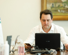 O governador Carlos Massa Ratinho Junior em reunião por videoconferência com representantes de diferentes associações e consórcios municipais do Estado. 